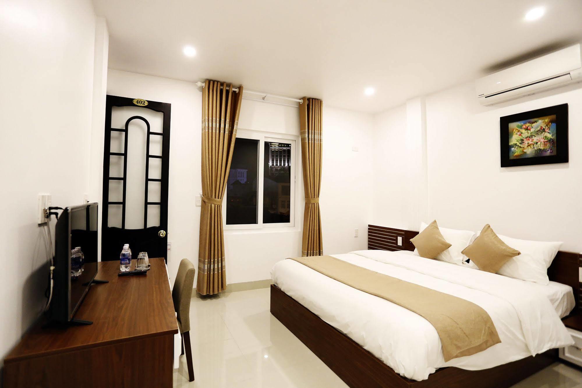 Moon & Sun Hotel Hue Exterior photo