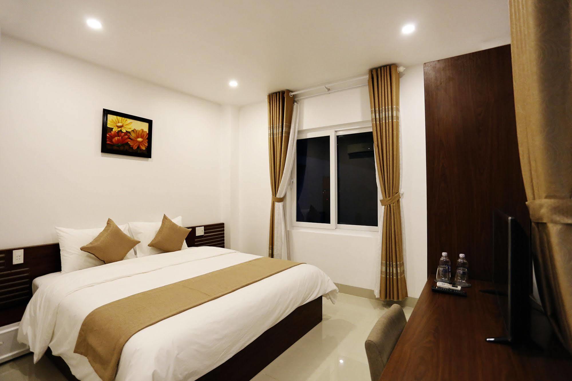 Moon & Sun Hotel Hue Exterior photo